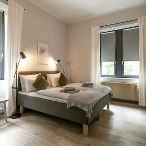 Großes Zimmer mit Kingsize-Bett
